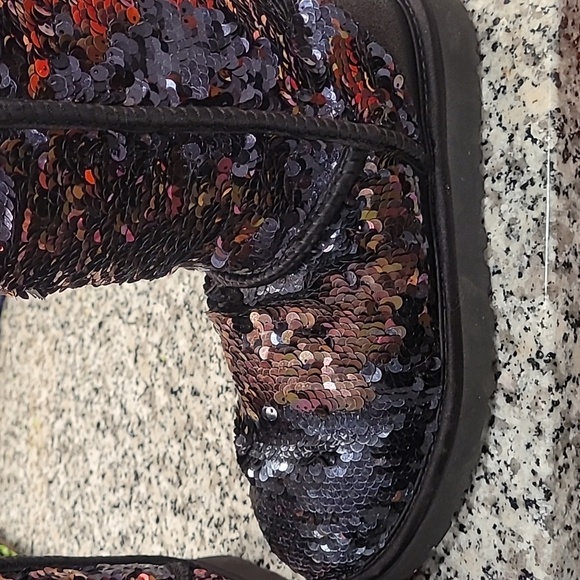 UGG BOOTS BLACK GOLD SEQUINS SIZE 7. WORN A FEW TIMES. GOOD CONDITION. - Picture 2 of 8